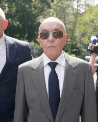 89岁的前热刺老板从豪华游艇上，出售总值2亿英镑的艺术品